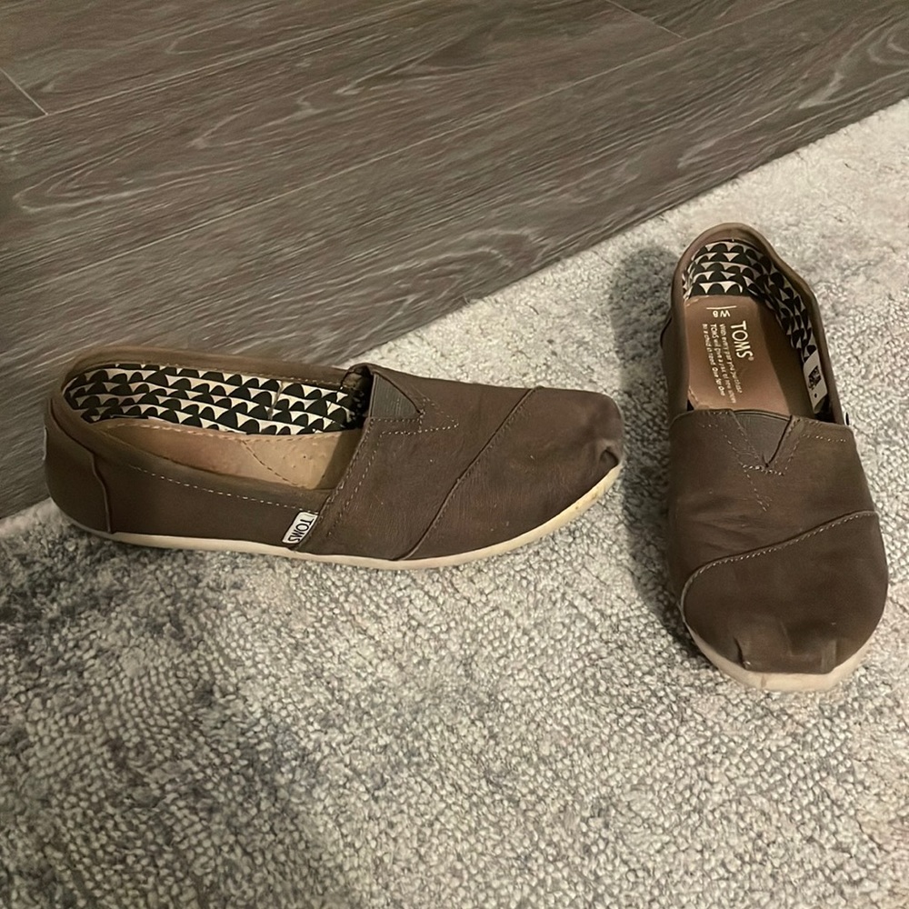 TOMS olive